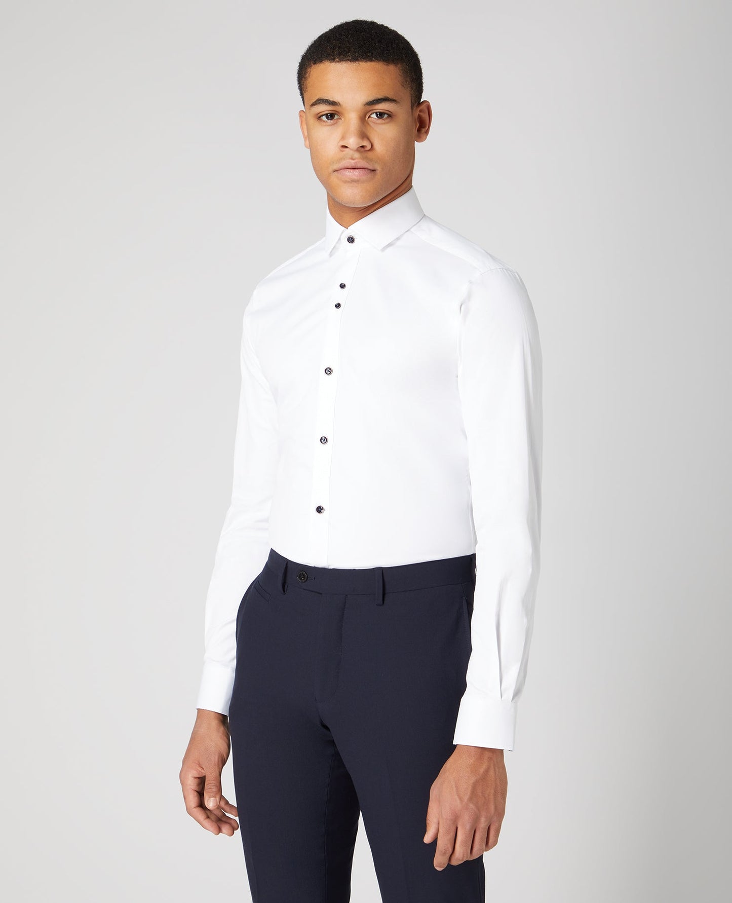 Man wearing a white Slim Fit Cotton-Stretch Shirt