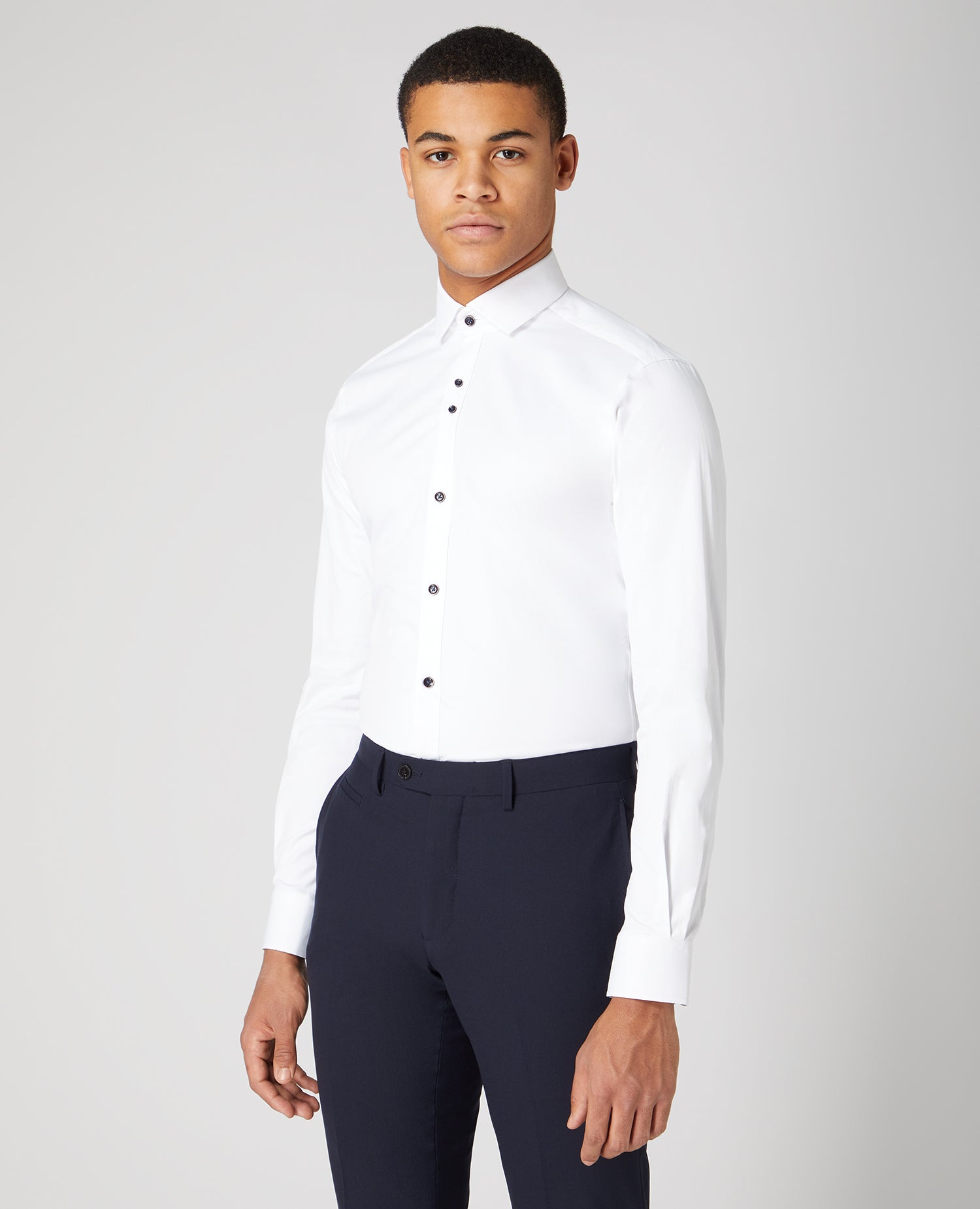 Man wearing a white Slim Fit Cotton-Stretch Shirt