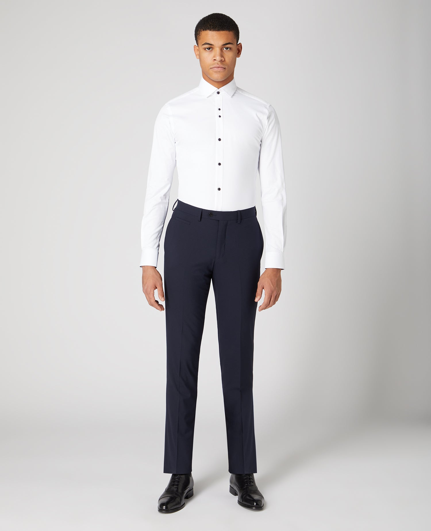 Man wearing a white Slim Fit Cotton-Stretch Shirt