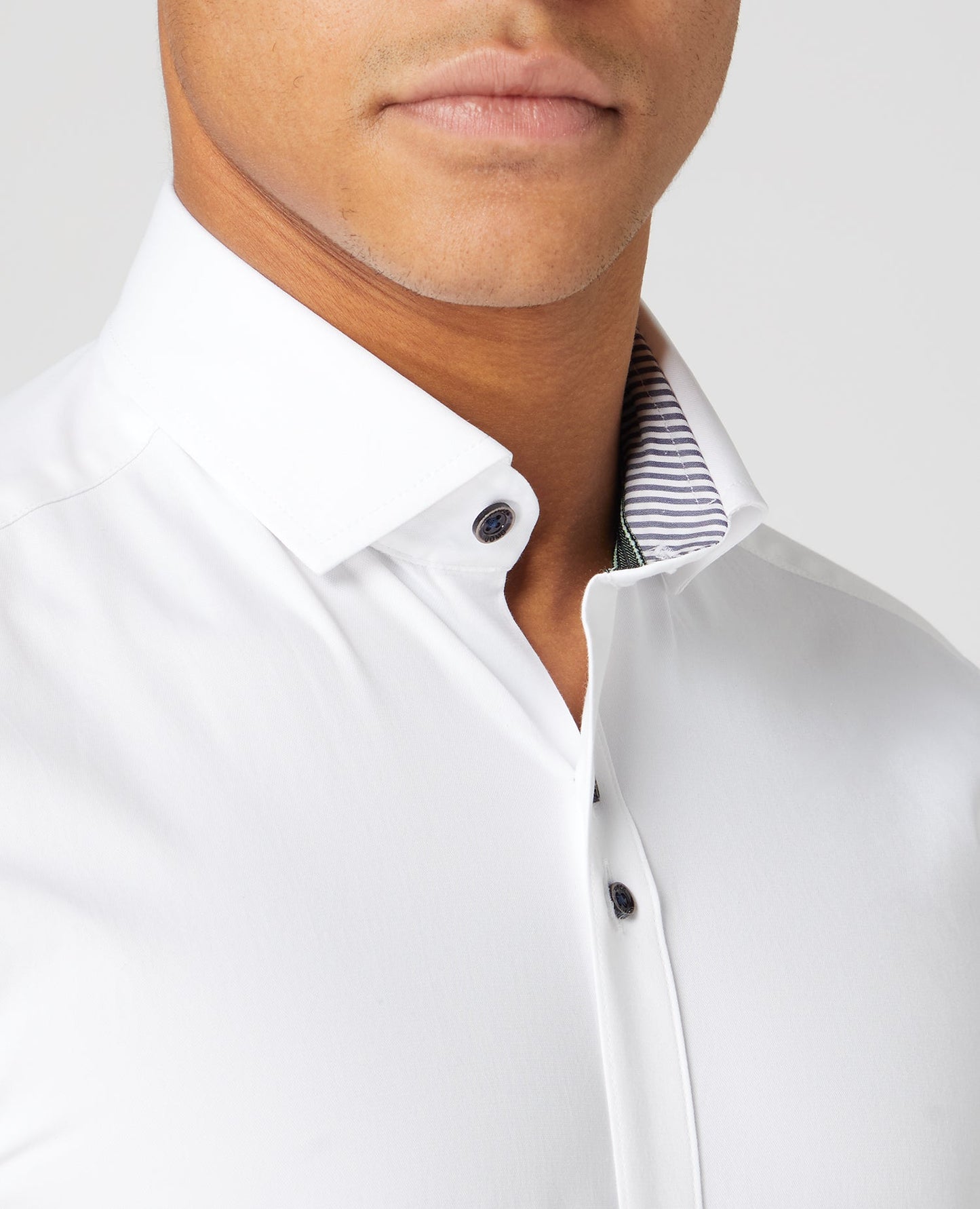Man wearing a white Slim Fit Cotton-Stretch Shirt