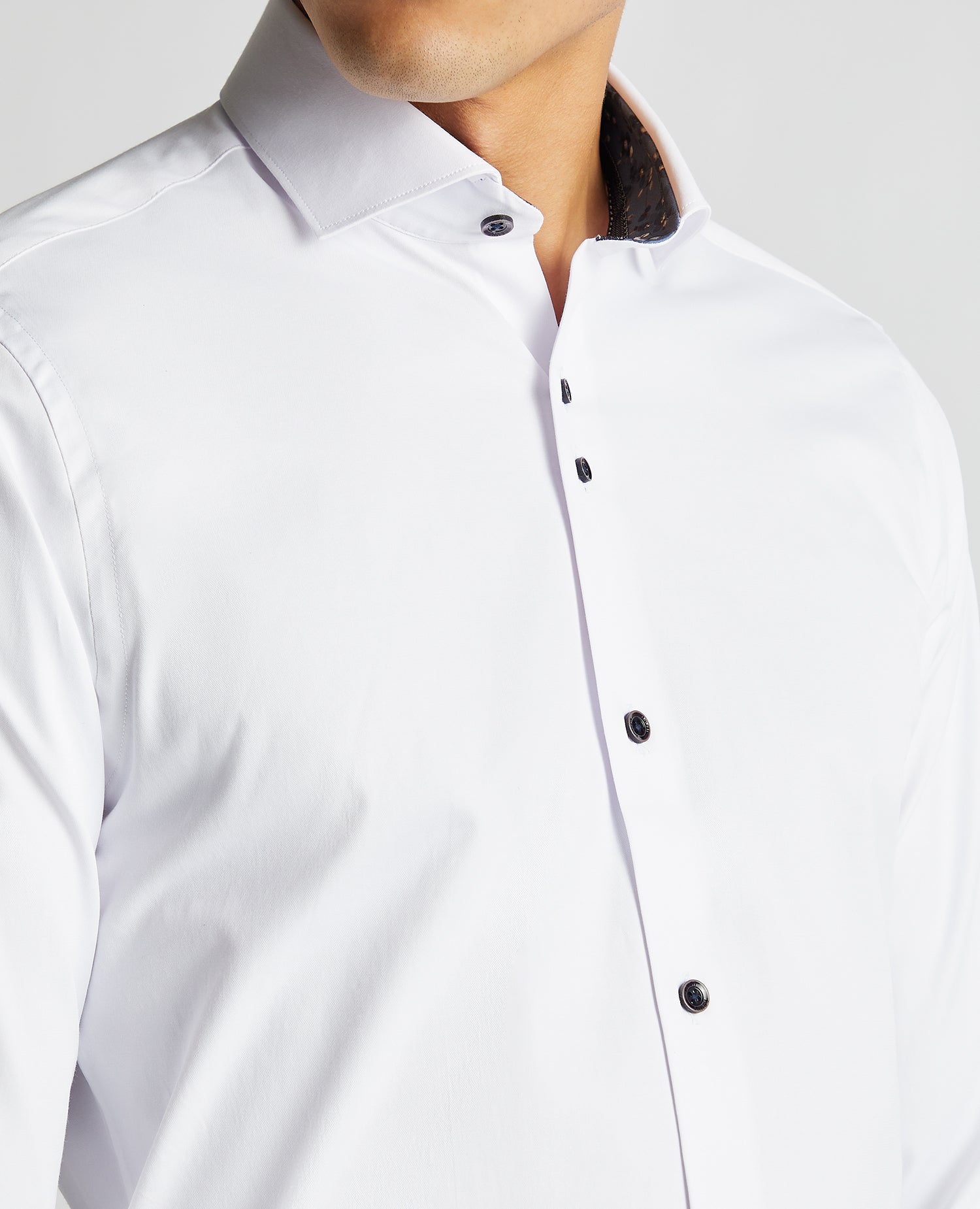 Man wearing a white Tapered Fit Cotton-Blend Stretch Shirt