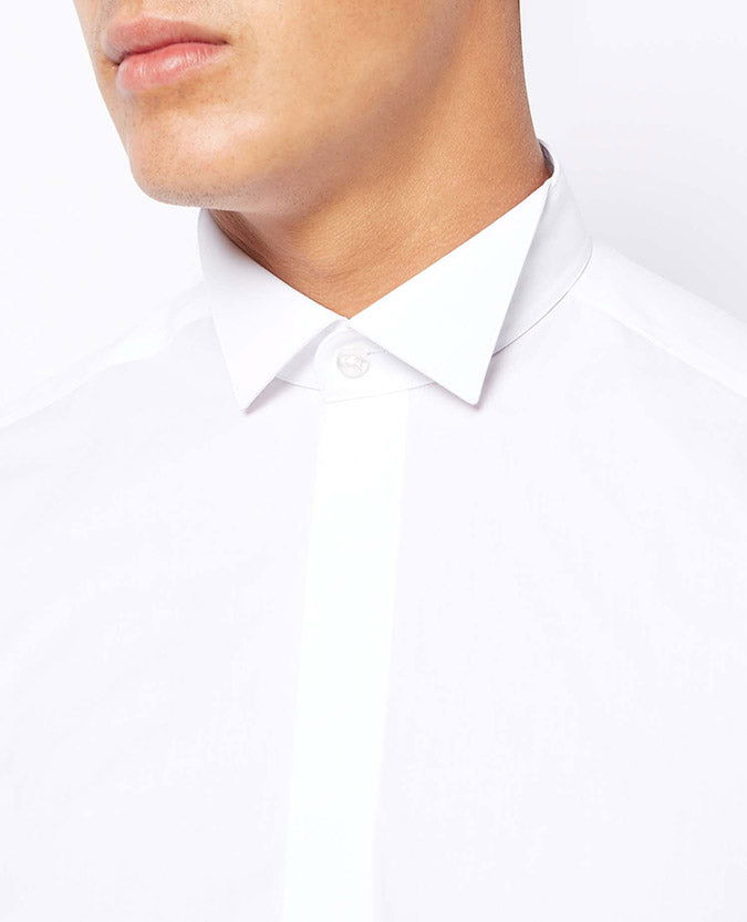 Man wearing a white Tapered Fit Cotton-Blend Wing Collar Shirt