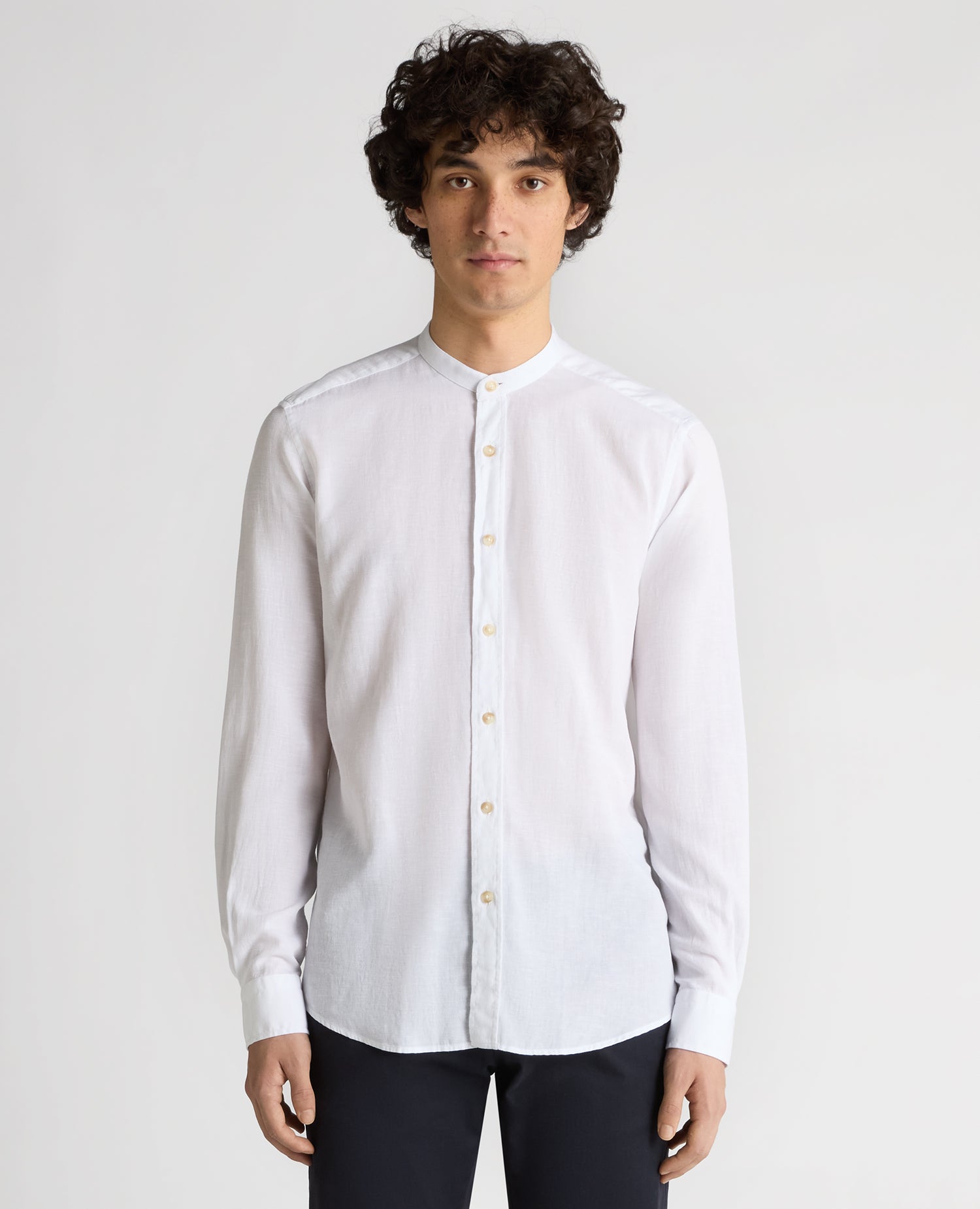 Man wearing a white Regular Fit Tencel-Blend Shirt