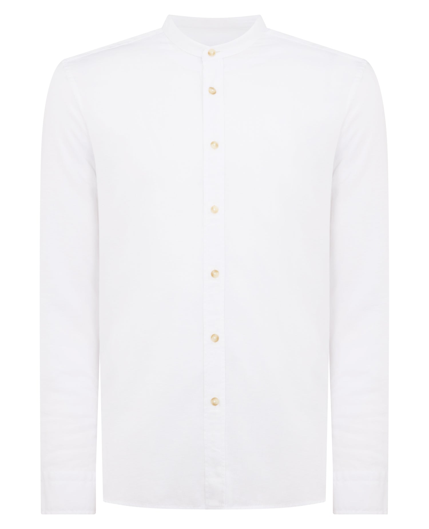 Man wearing a white Regular Fit Tencel-Blend Shirt