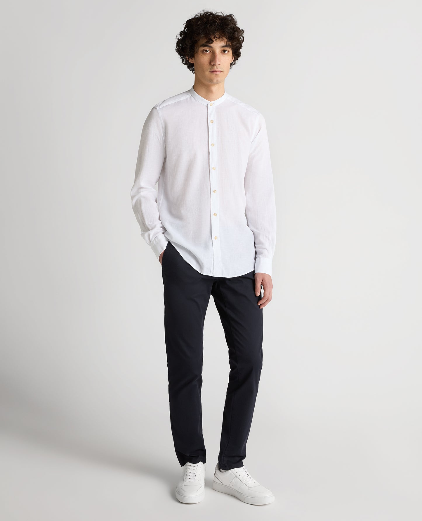 Man wearing a white Regular Fit Tencel-Blend Shirt