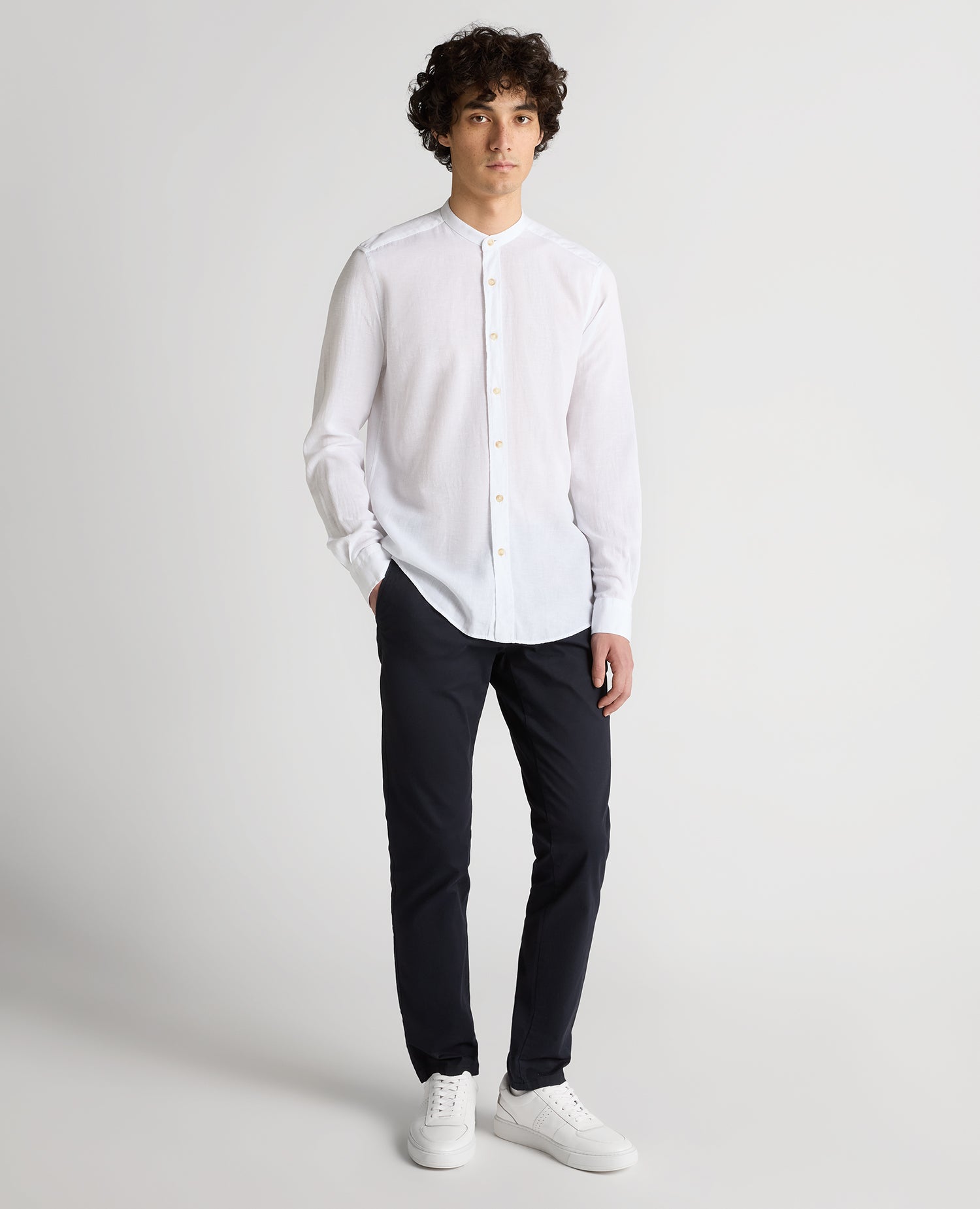 Man wearing a white Regular Fit Tencel-Blend Shirt