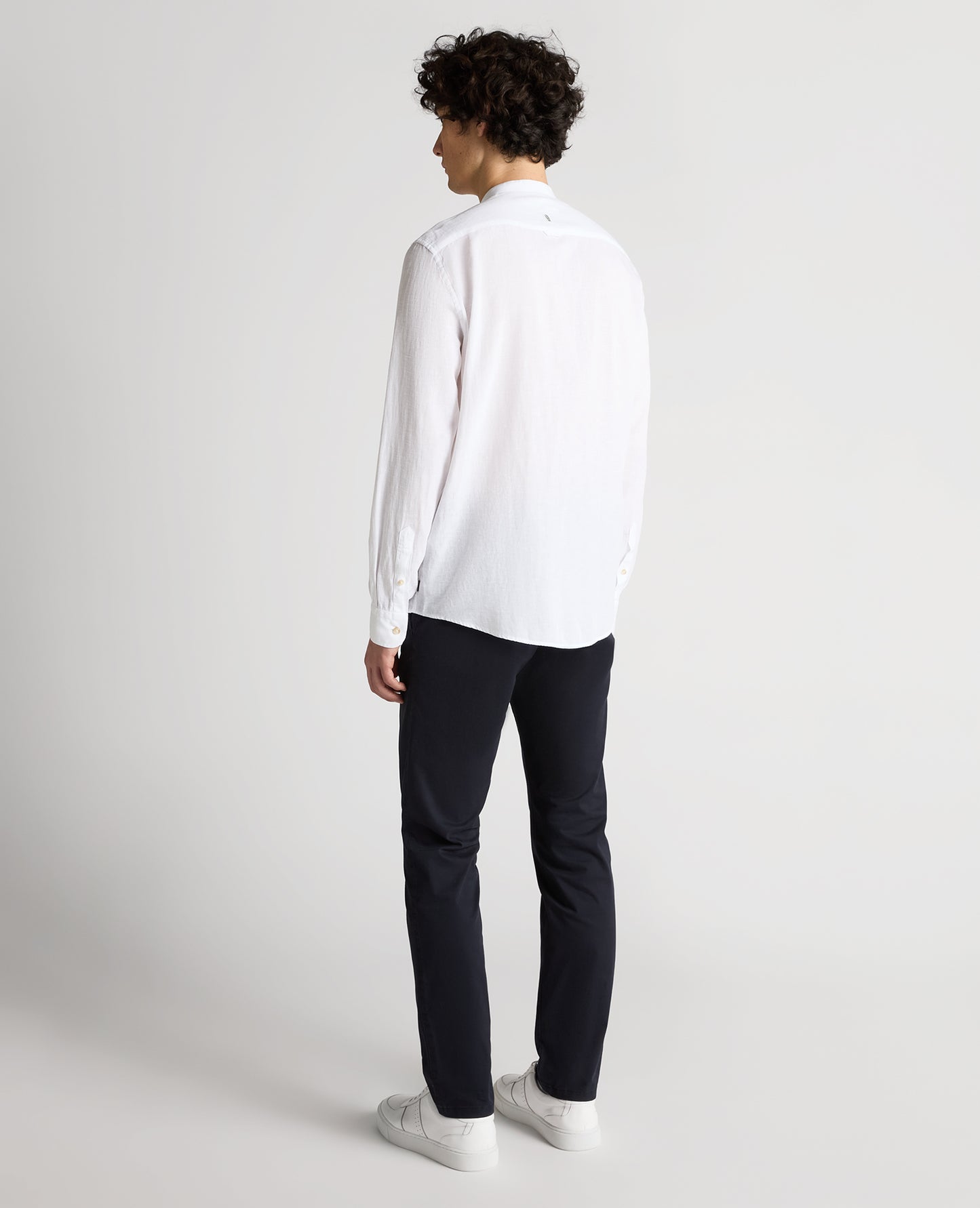 Man wearing a white Regular Fit Tencel-Blend Shirt