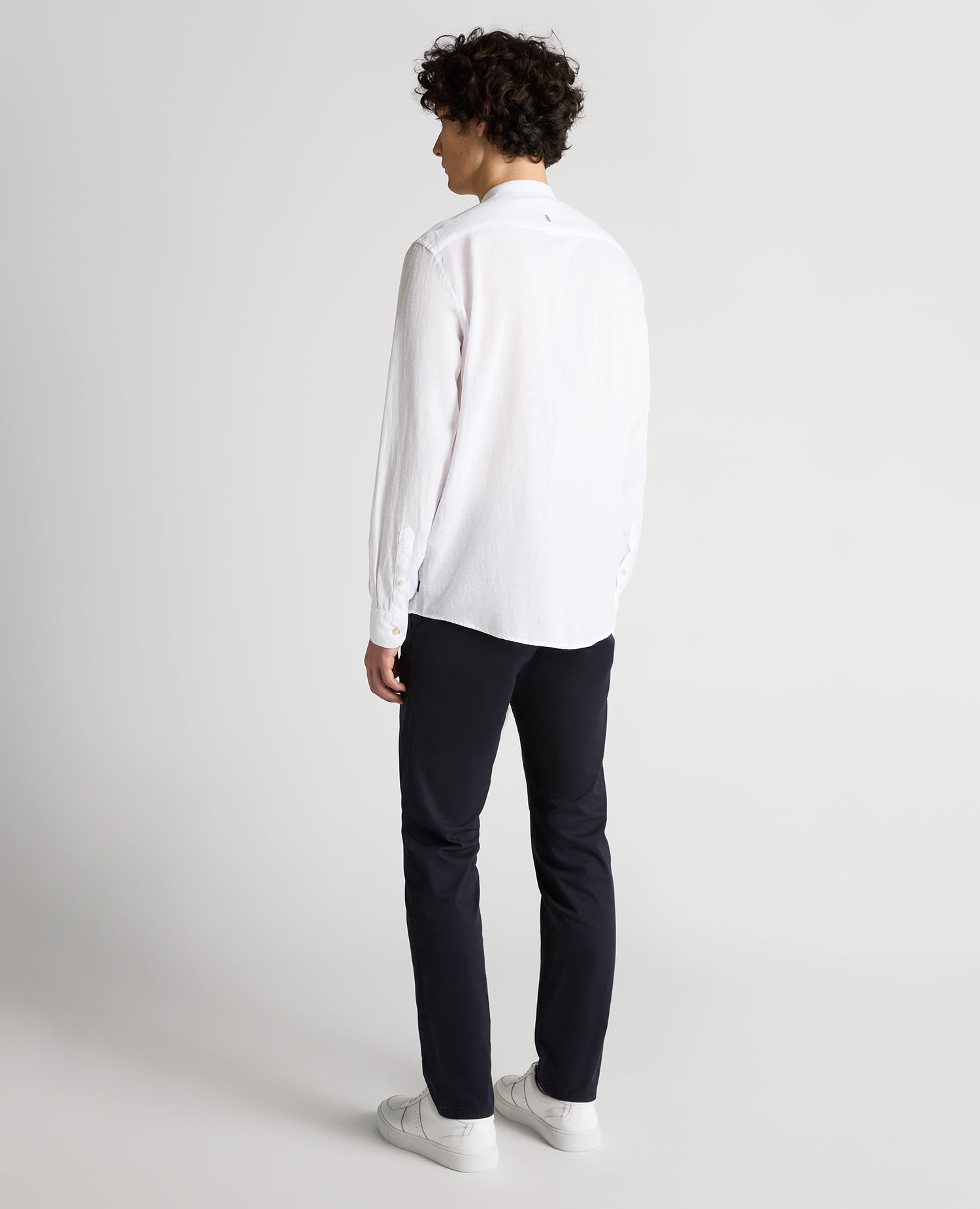 Man wearing a white Regular Fit Tencel-Blend Shirt