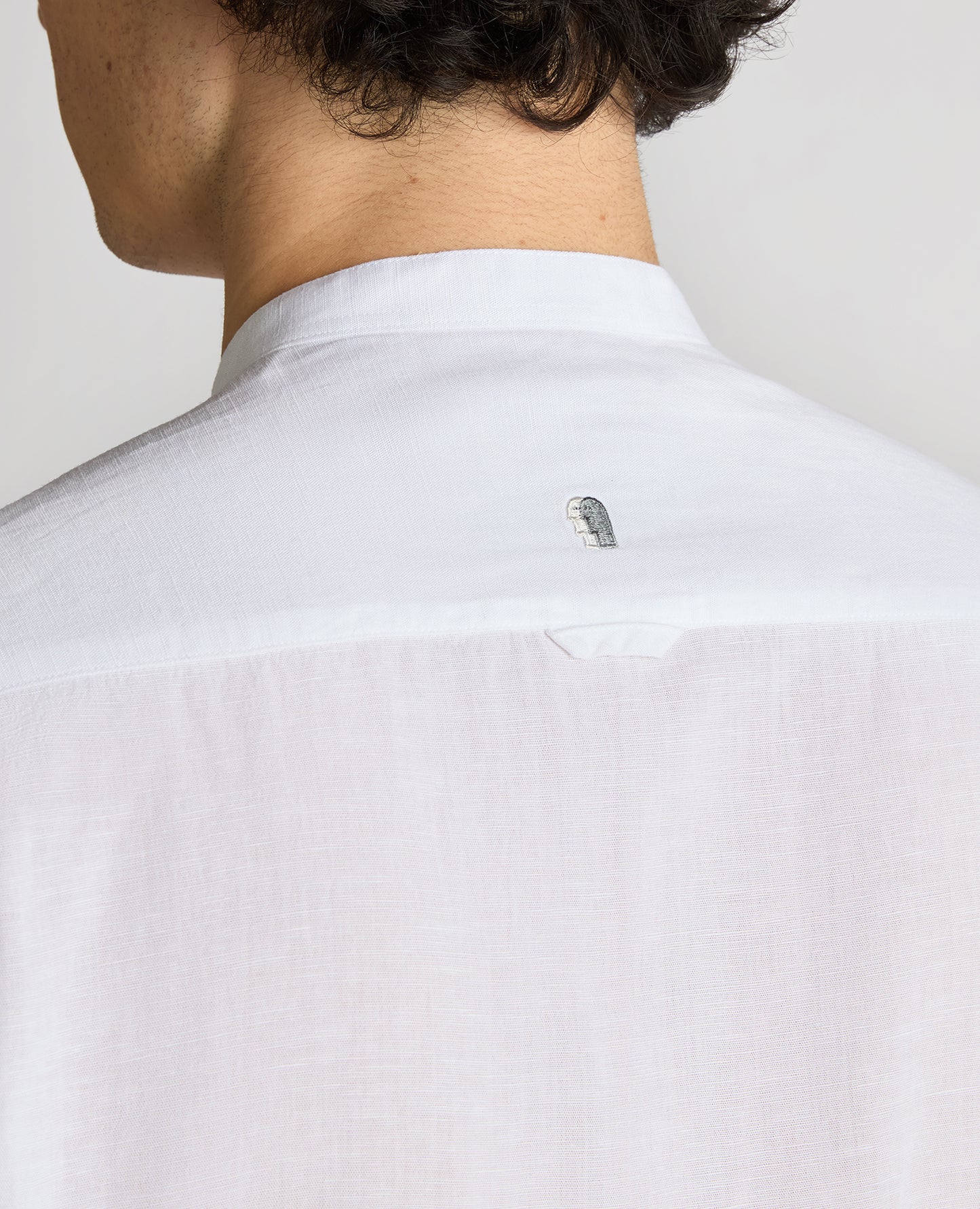 Man wearing a white Regular Fit Tencel-Blend Shirt