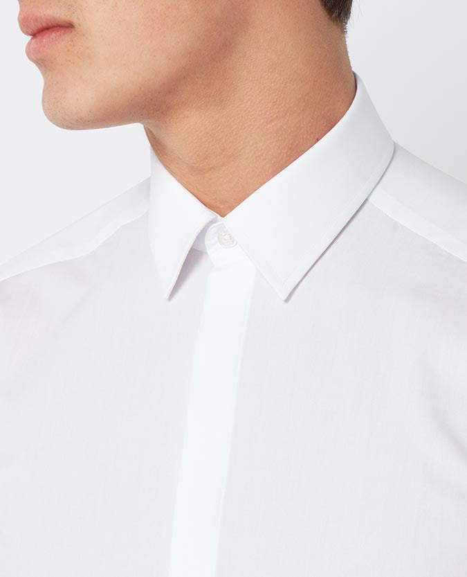 Man wearing a white Slim Fit Cotton-Blend Shirt