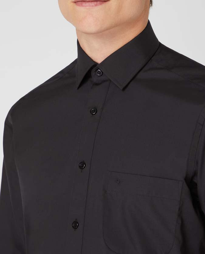Man wearing a black Relaxed Fit Cotton-Blend Shirt