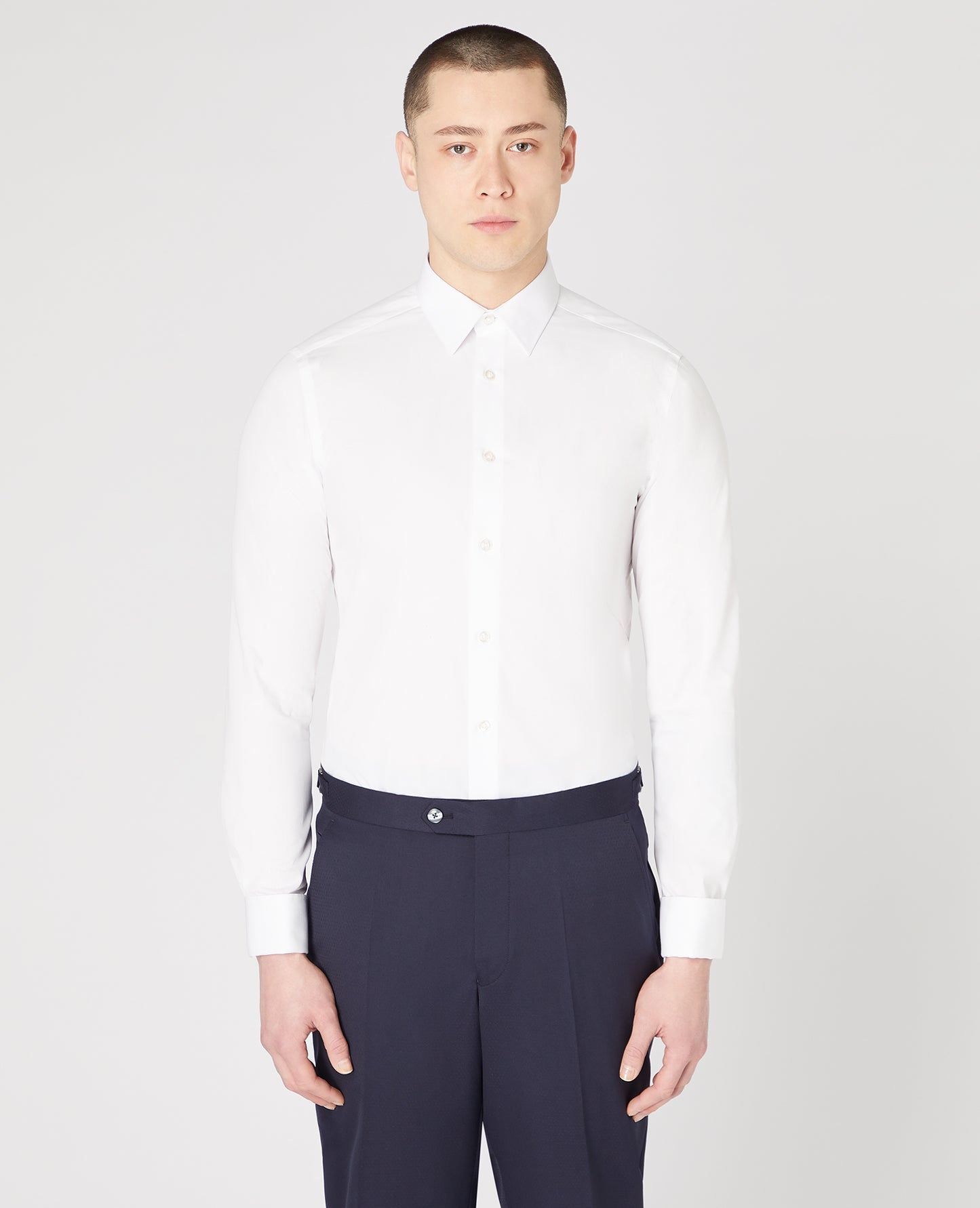 Man wearing a white Slim Fit Cotton-Blend Shirt