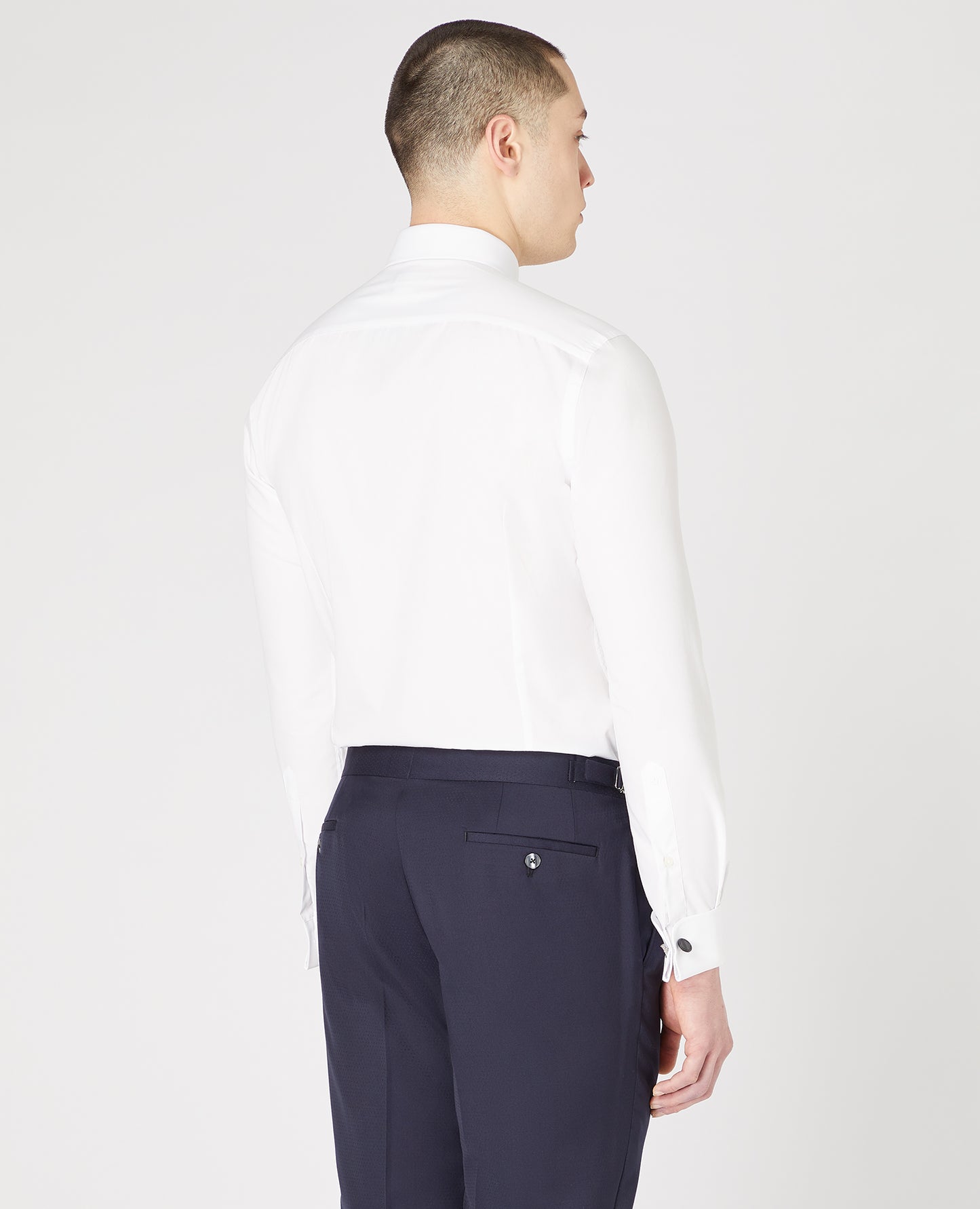 Man wearing a white Slim Fit Cotton-Blend Shirt