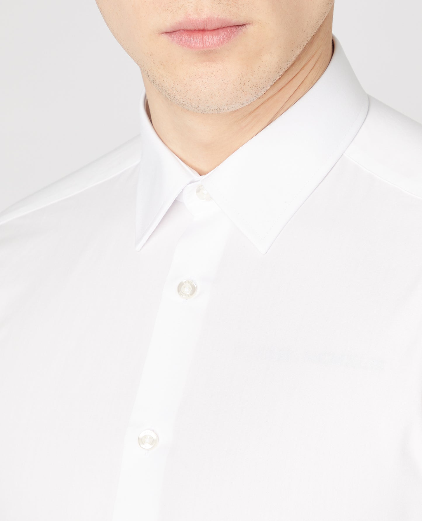 Man wearing a white Slim Fit Cotton-Blend Shirt