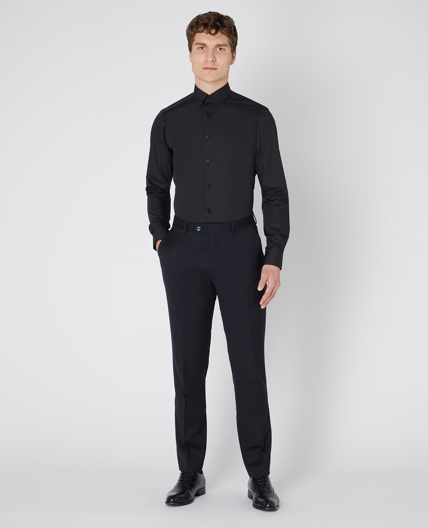 Man wearing a black Slim Fit Cotton-Blend Shirt