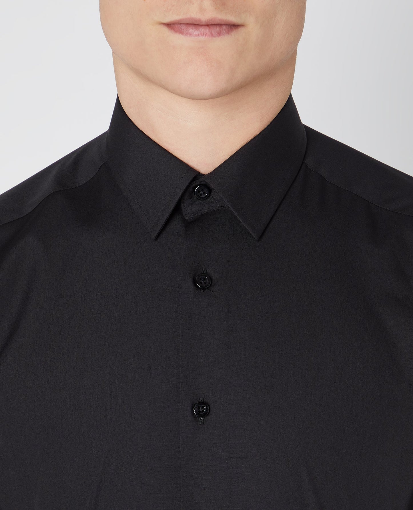 Man wearing a black Slim Fit Cotton-Blend Shirt