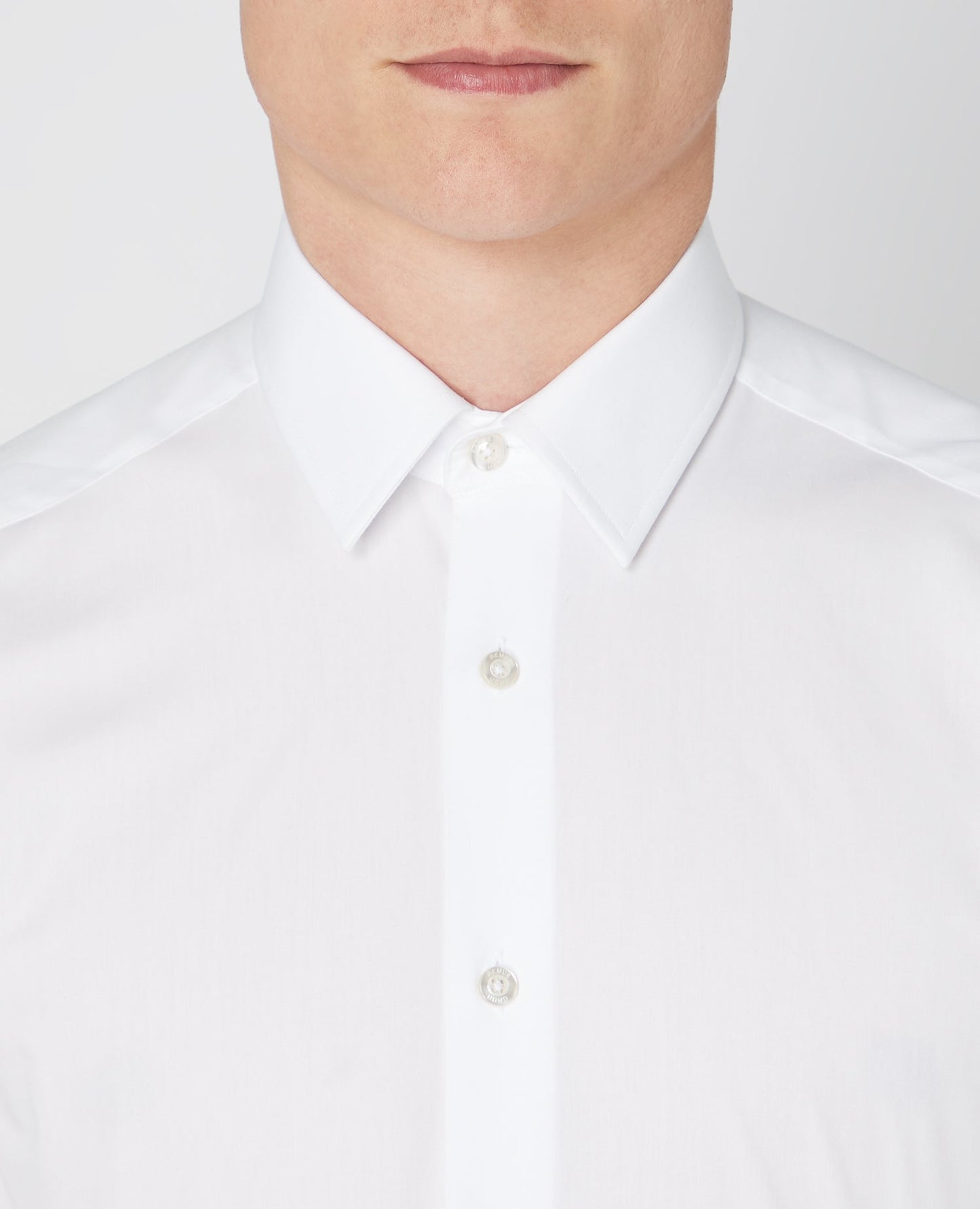 Man wearing a white Slim Fit Cotton-Blend Shirt