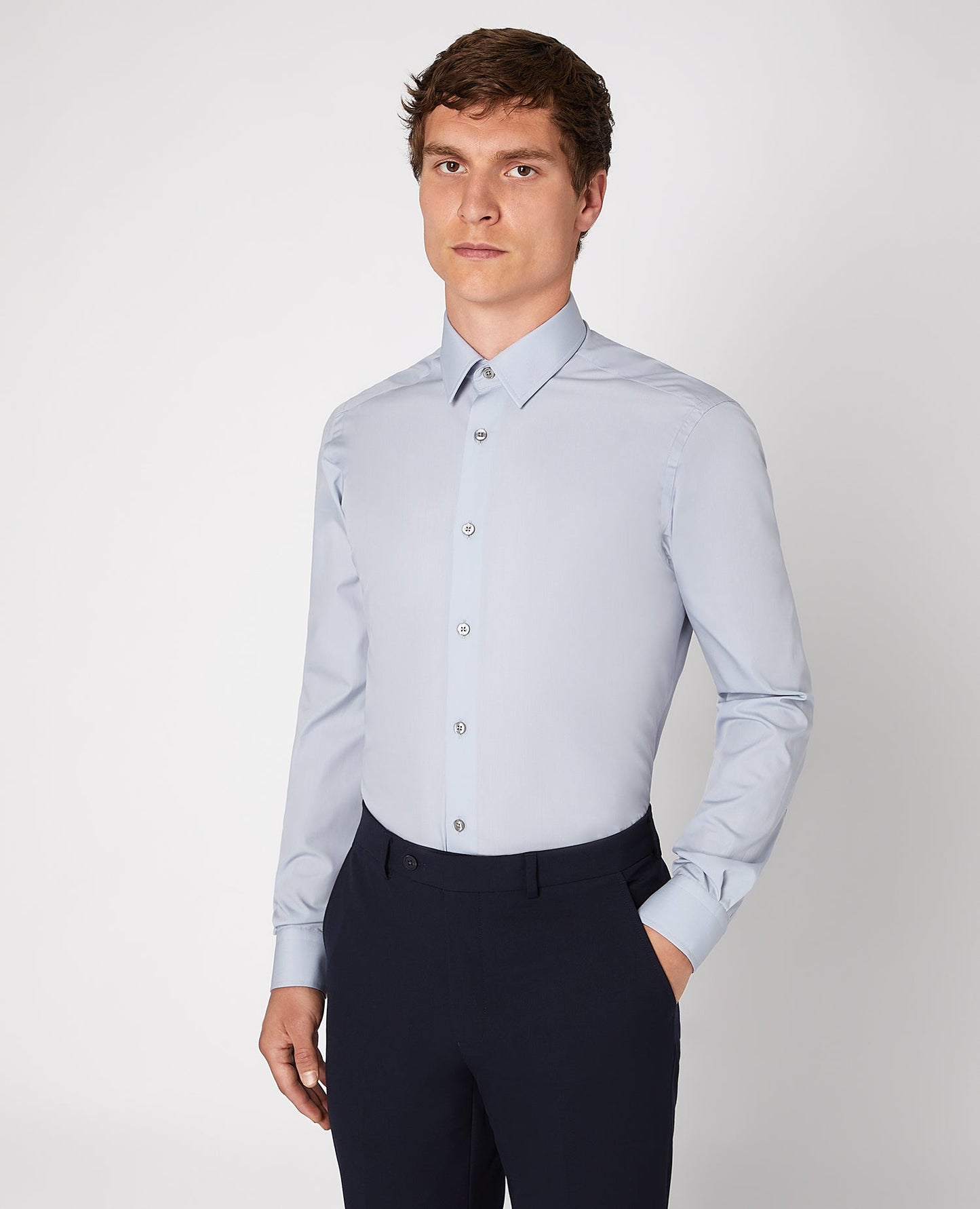 Man wearing a grey Slim Fit Cotton-Blend Shirt
