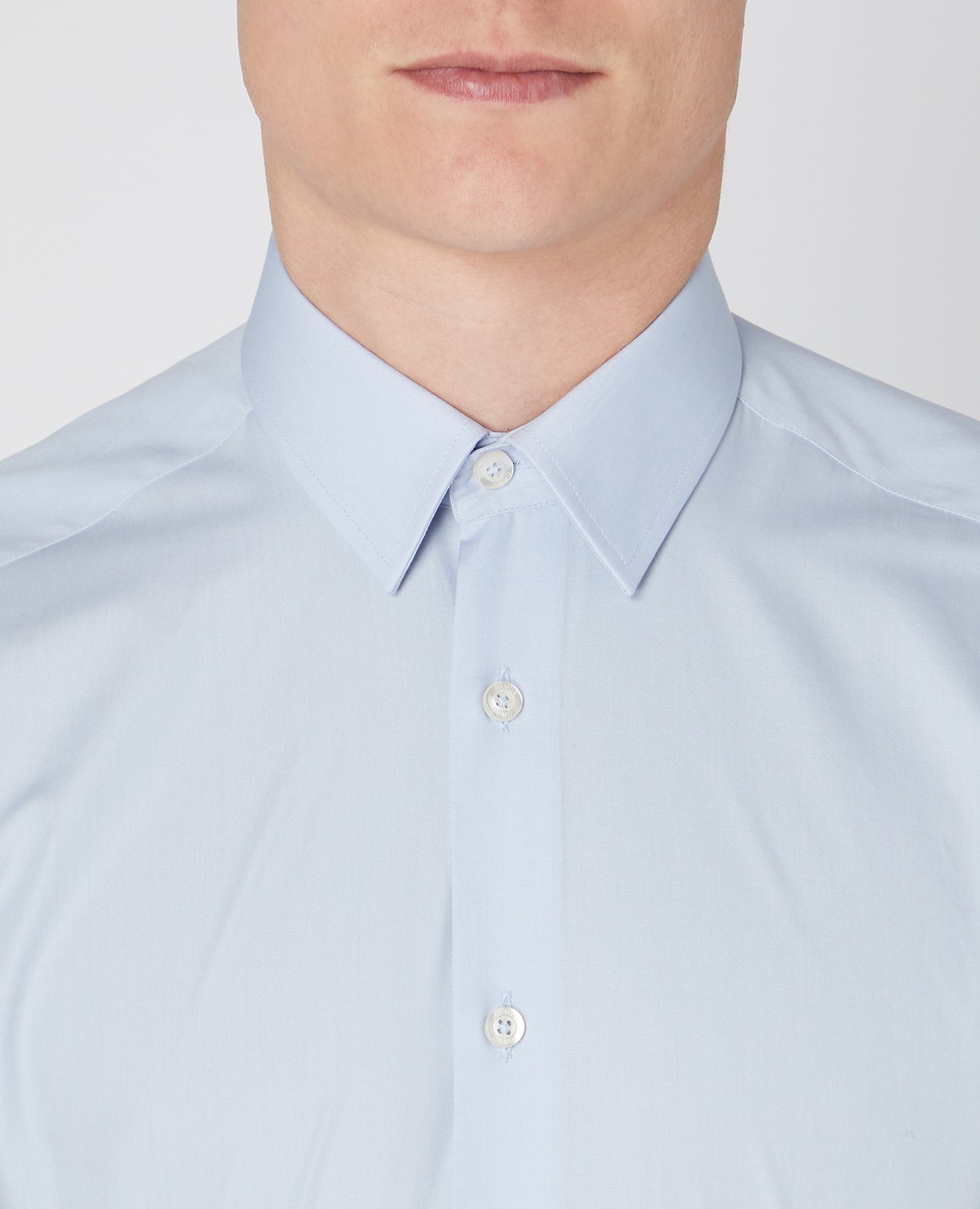Man wearing a blue Slim Fit Cotton-Blend Shirt