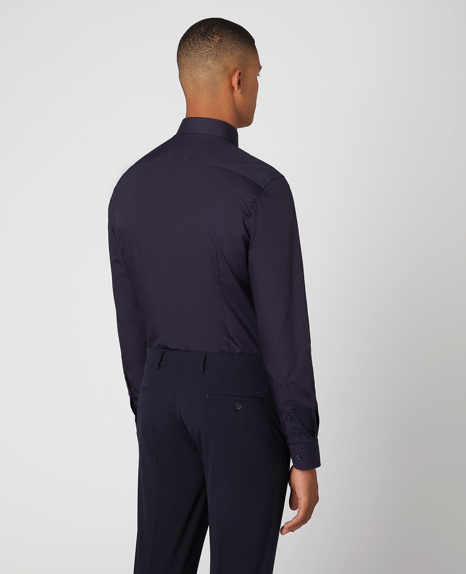 Man wearing a navy Slim Fit Cotton-Blend Shirt