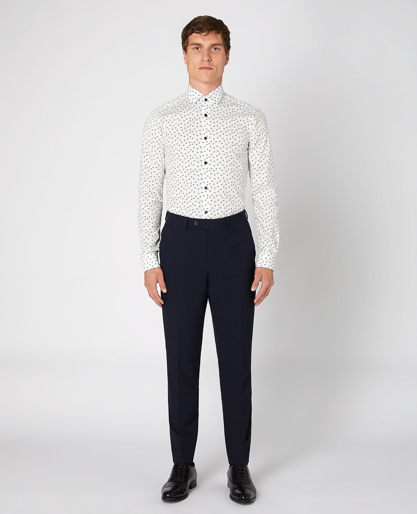 Man wearing a blue Slim Fit Print Cotton-Blend Stretch Shirt