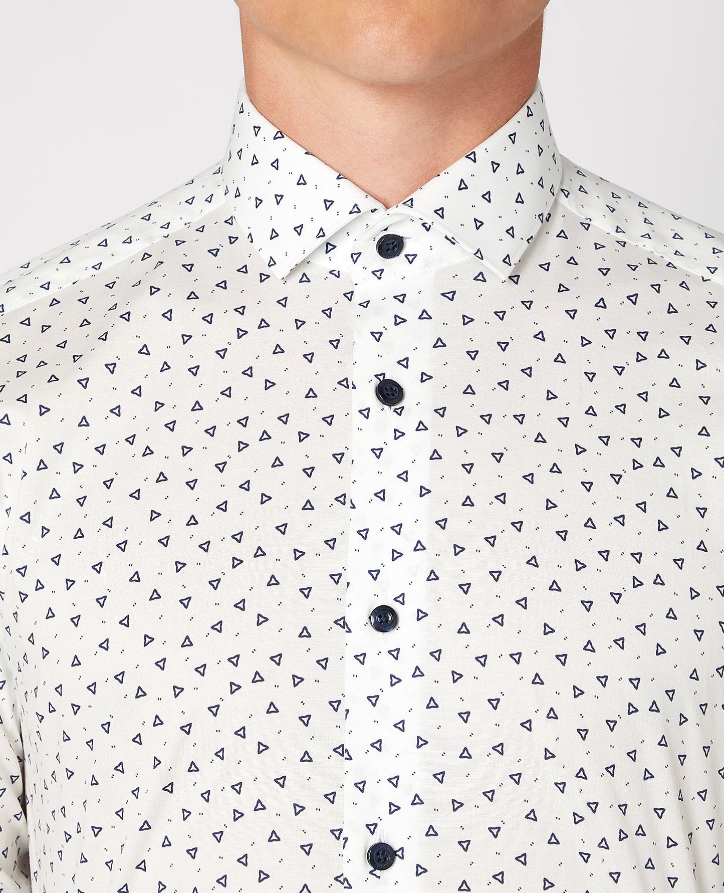 Man wearing a blue Slim Fit Print Cotton-Blend Stretch Shirt