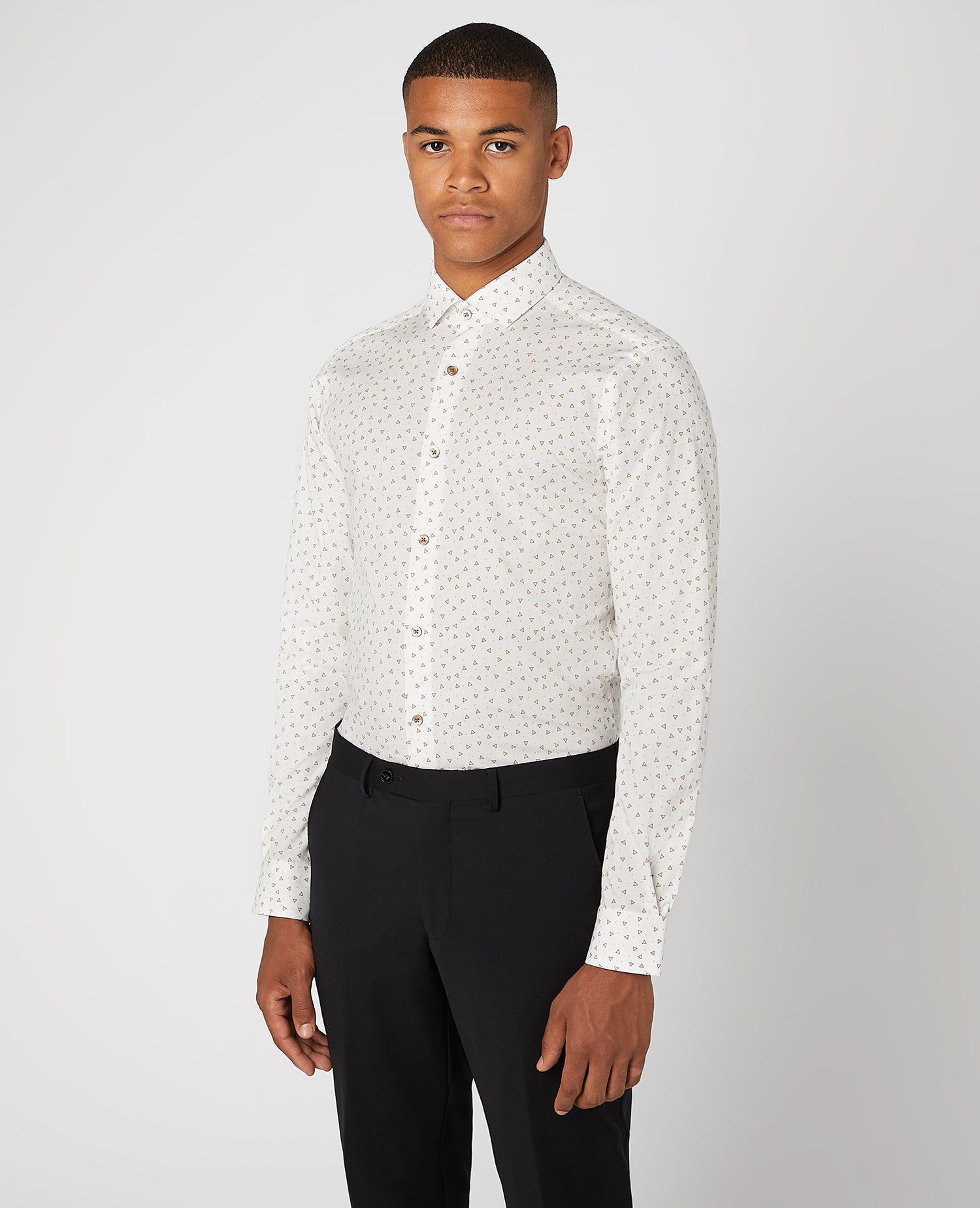 Man wearing a brown Slim Fit Print Cotton-Blend Stretch Shirt