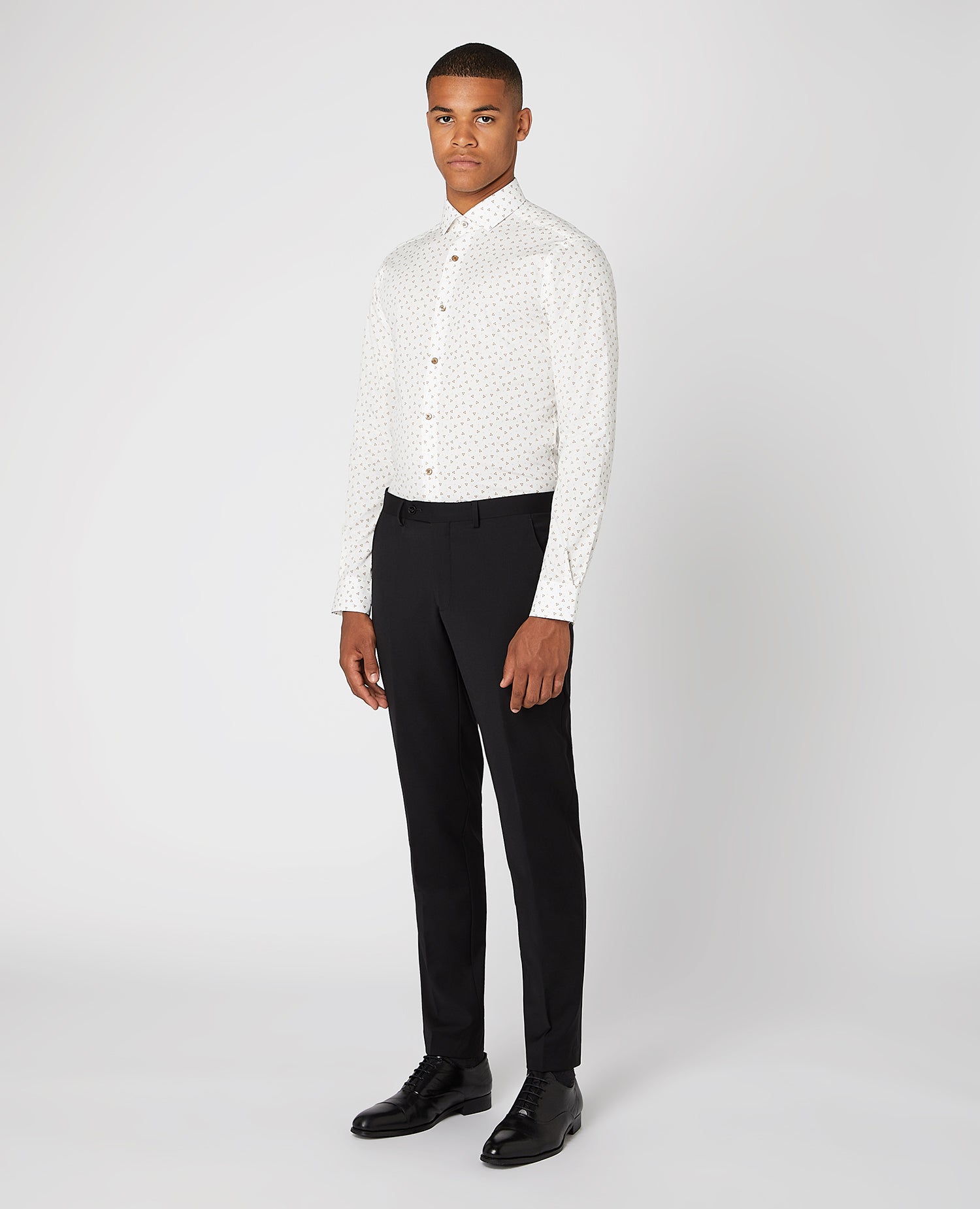 Man wearing a brown Slim Fit Print Cotton-Blend Stretch Shirt