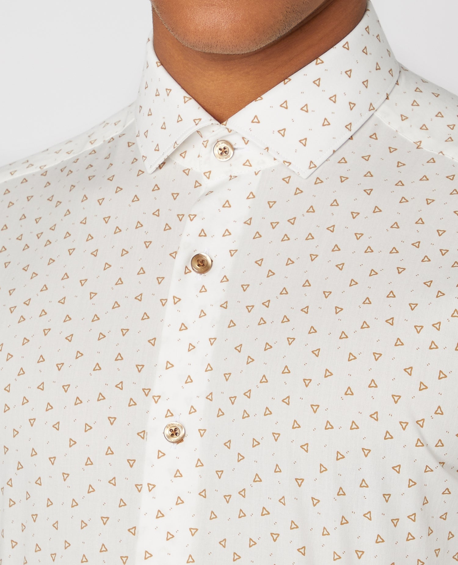 Man wearing a brown Slim Fit Print Cotton-Blend Stretch Shirt