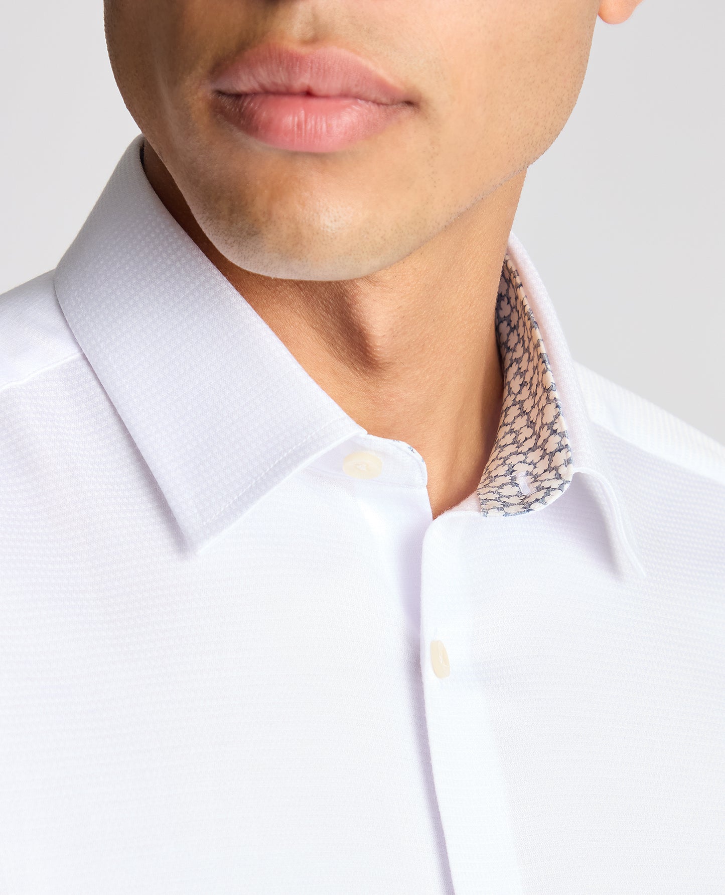 Man wearing a white Slim Fit Cotton Stretch Jacquard Shirt