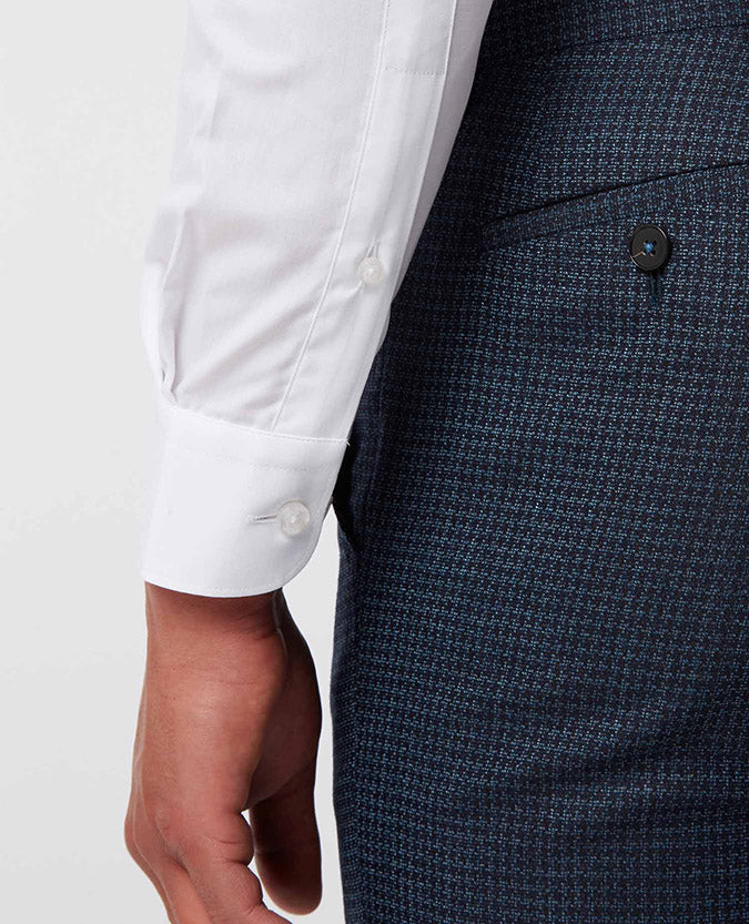 Man wearing a white Slim Fit Cotton-Blend Shirt