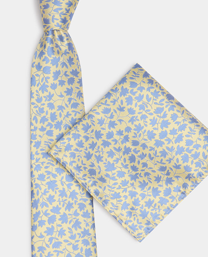 Man wearing a orange Leaf Print Tie