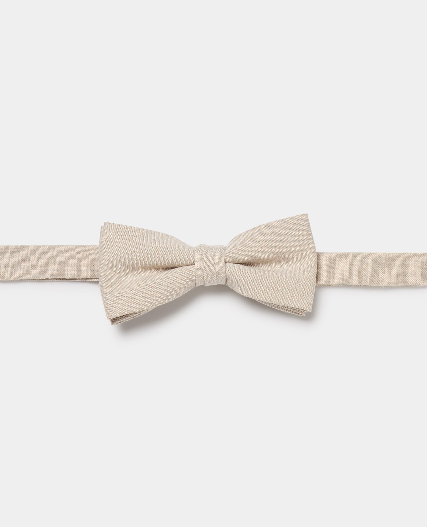 Man wearing a sand Linen-Blend Bow Tie