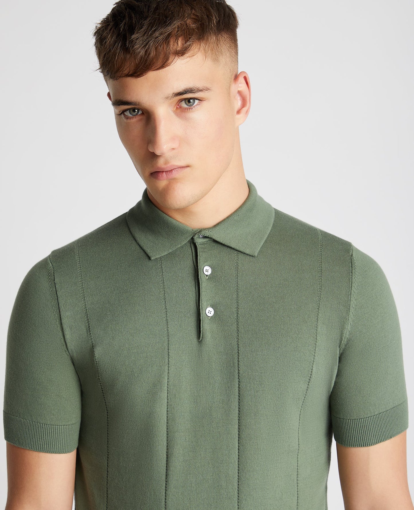 Man wearing a green Slim Fit Knitted Cotton Short-Sleeve Polo
