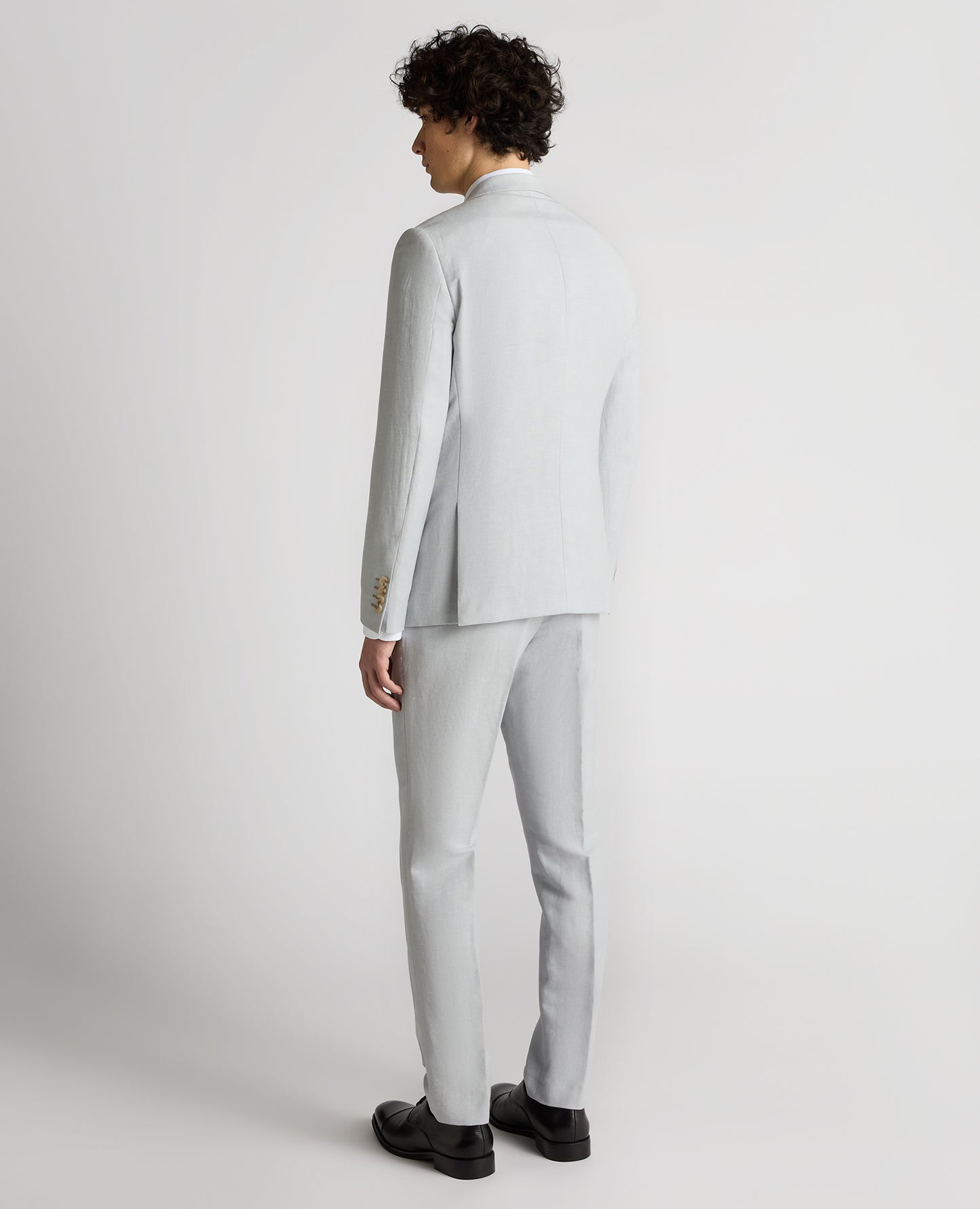 Man wearing a blue Slim Fit Linen-Blend Suit Jacket