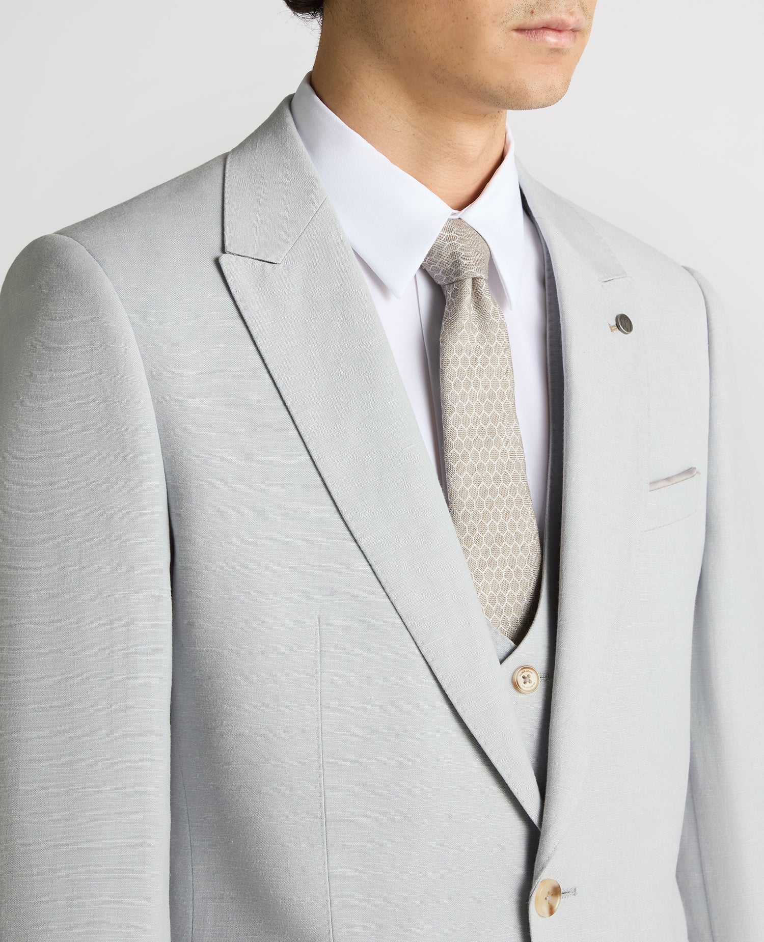 Man wearing a blue Slim Fit Linen-Blend Suit Jacket
