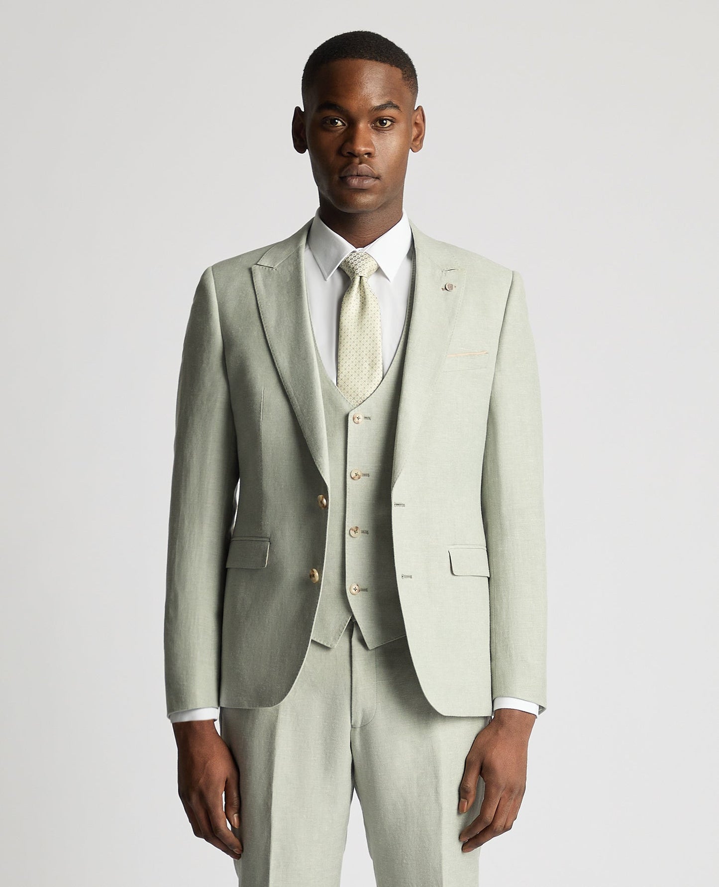Man wearing a green Slim Fit Linen-Blend Suit