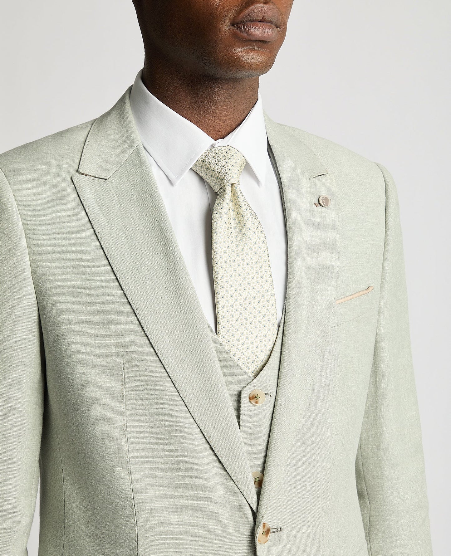 Man wearing a green Slim Fit Linen-Blend Suit