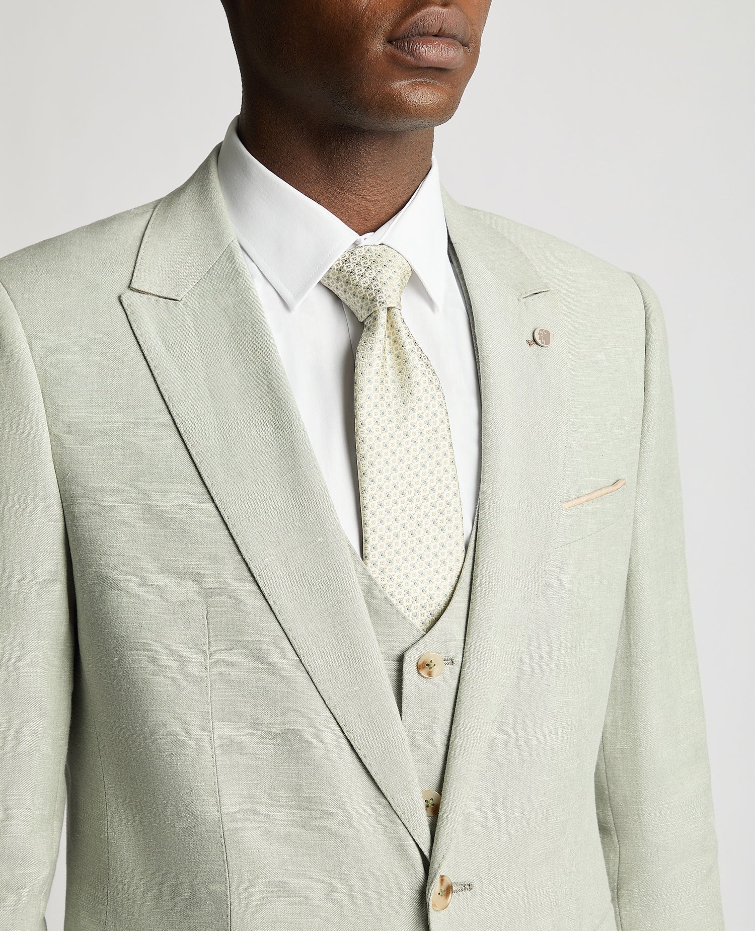 Man wearing a green Slim Fit Linen-Blend Suit
