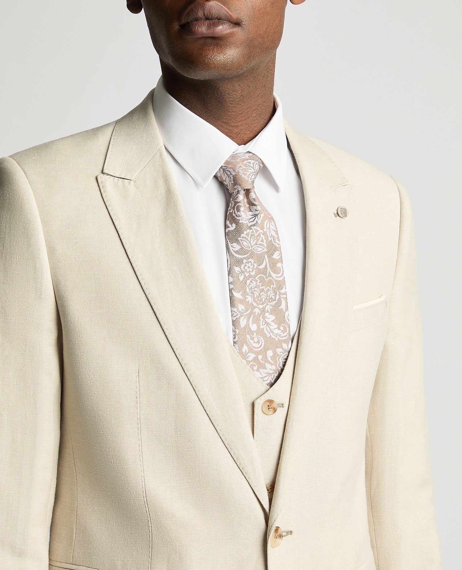 Man wearing a sand Slim Fit Linen-Blend Suit Jacket