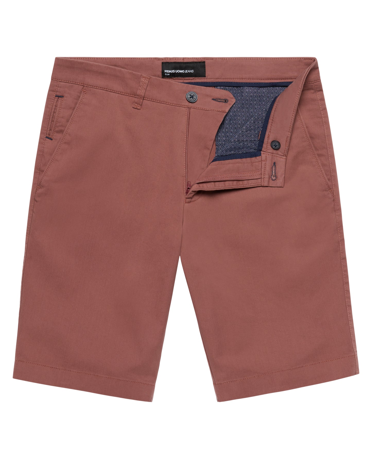 Man wearing a pink chino