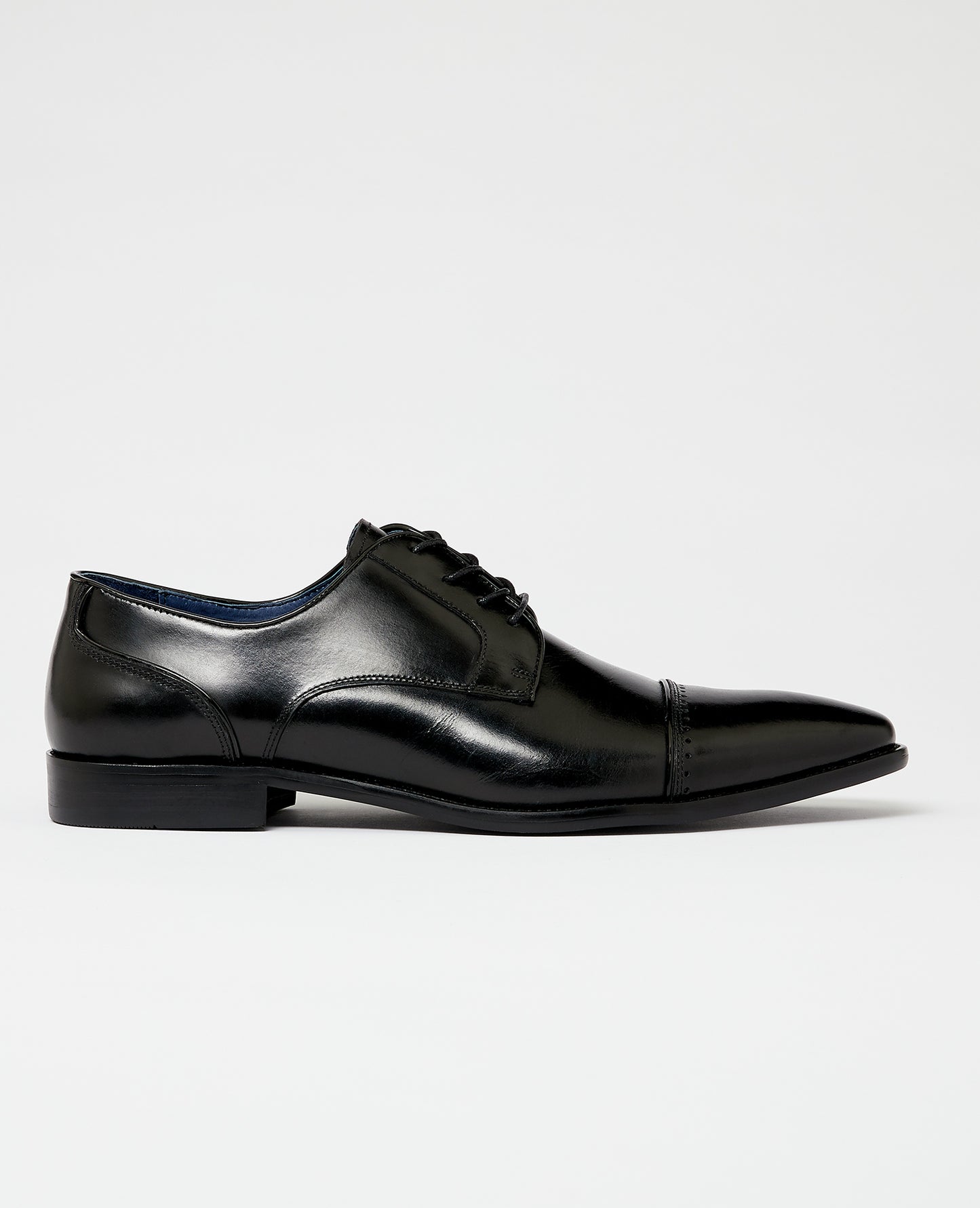 Man wearing a black Leather Bonucci Shoe