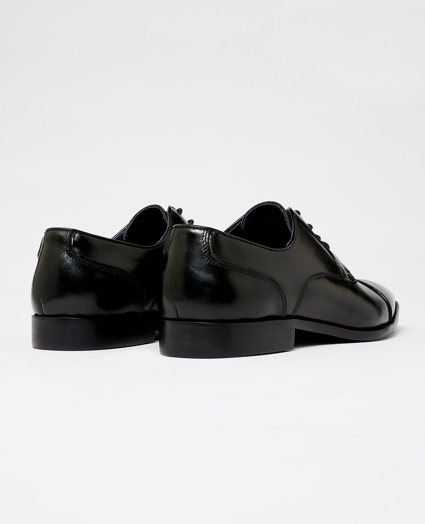 Man wearing a black Leather Bonucci Shoe