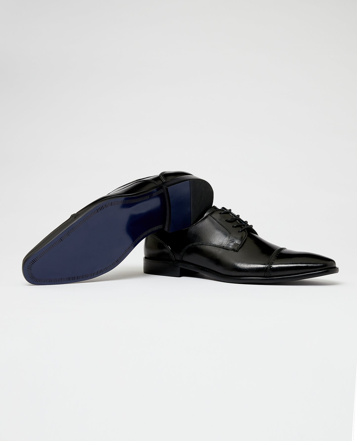 Man wearing a black Leather Bonucci Shoe