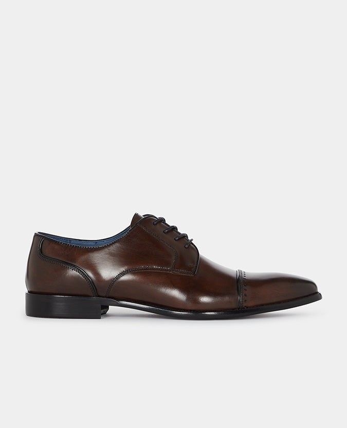 Man wearing a brown Leather Bonucci Shoe