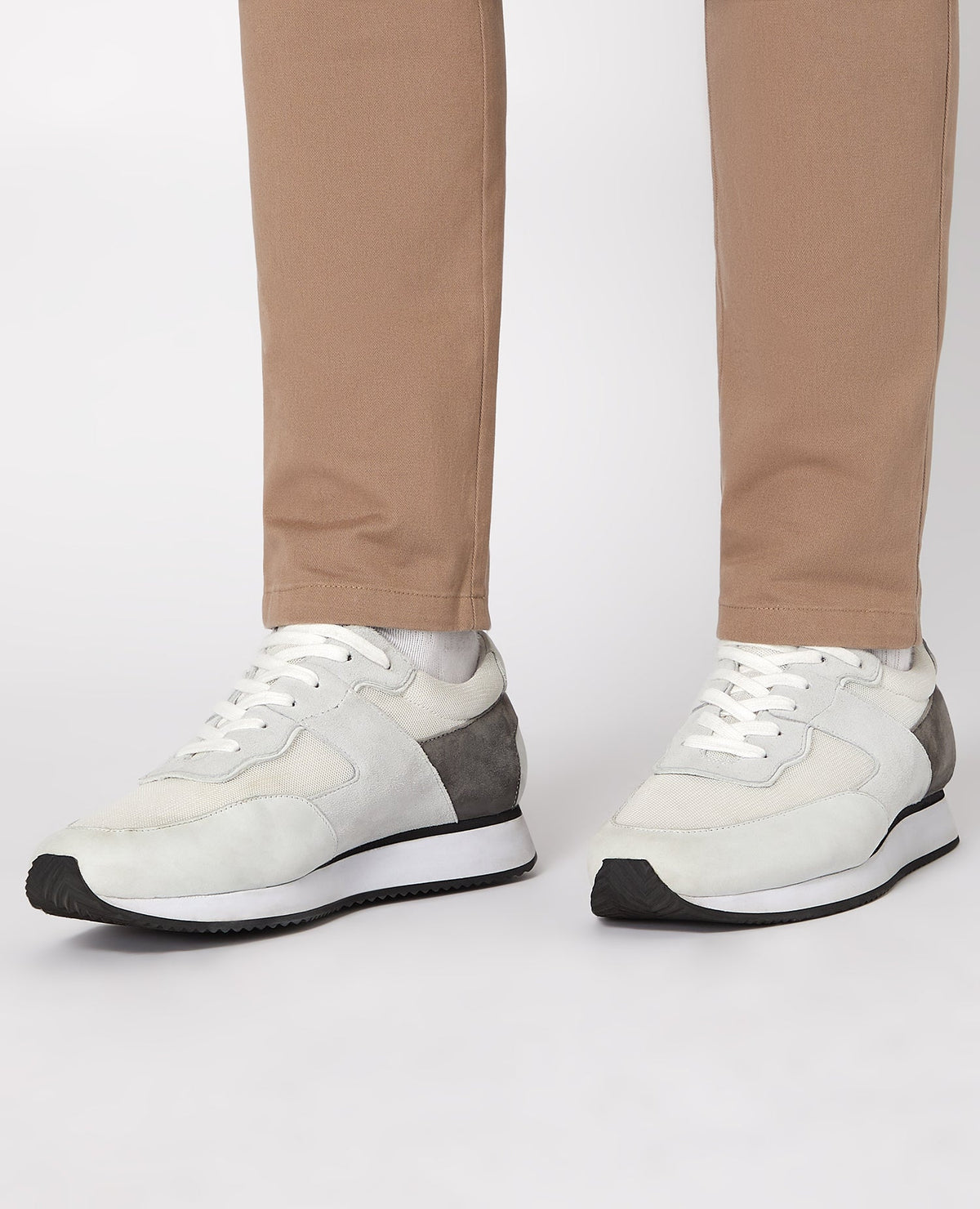 Man wearing a white Suede Trainer