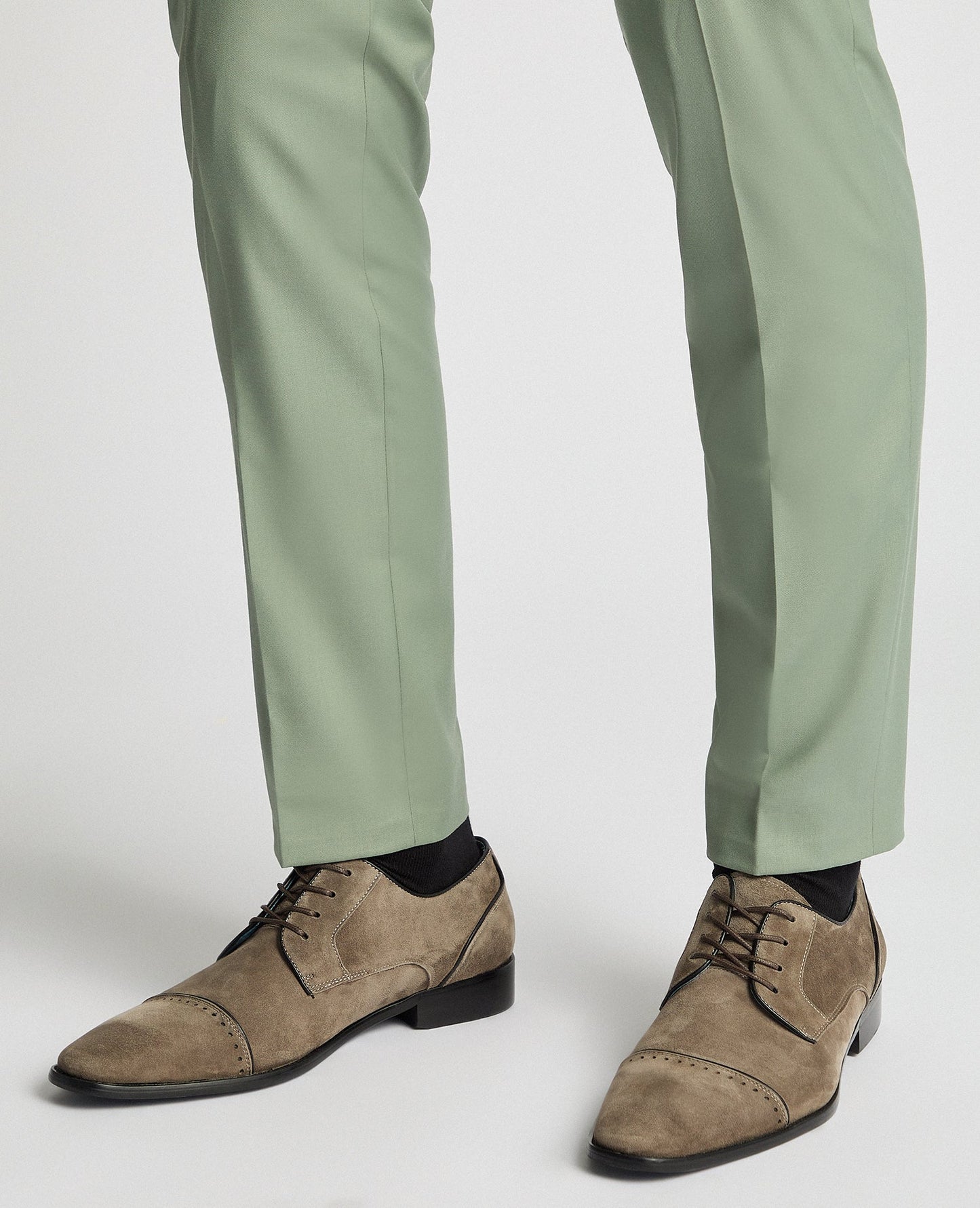 Man wearing a grey Suede Bonuci