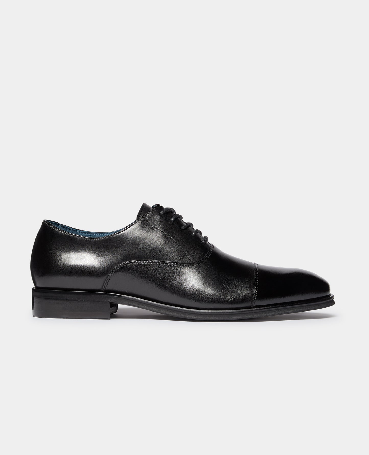 Man wearing a black Leather Garda Shoe