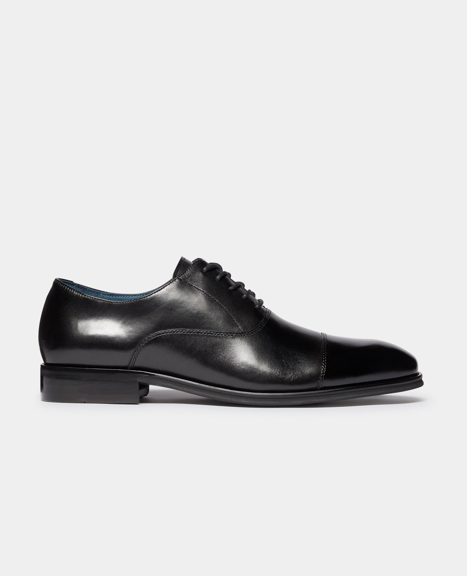 Man wearing a black Leather Garda Shoe