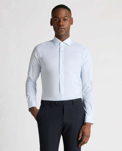 Man wearing a blue Slim Fit Cotton-Stretch Shirt